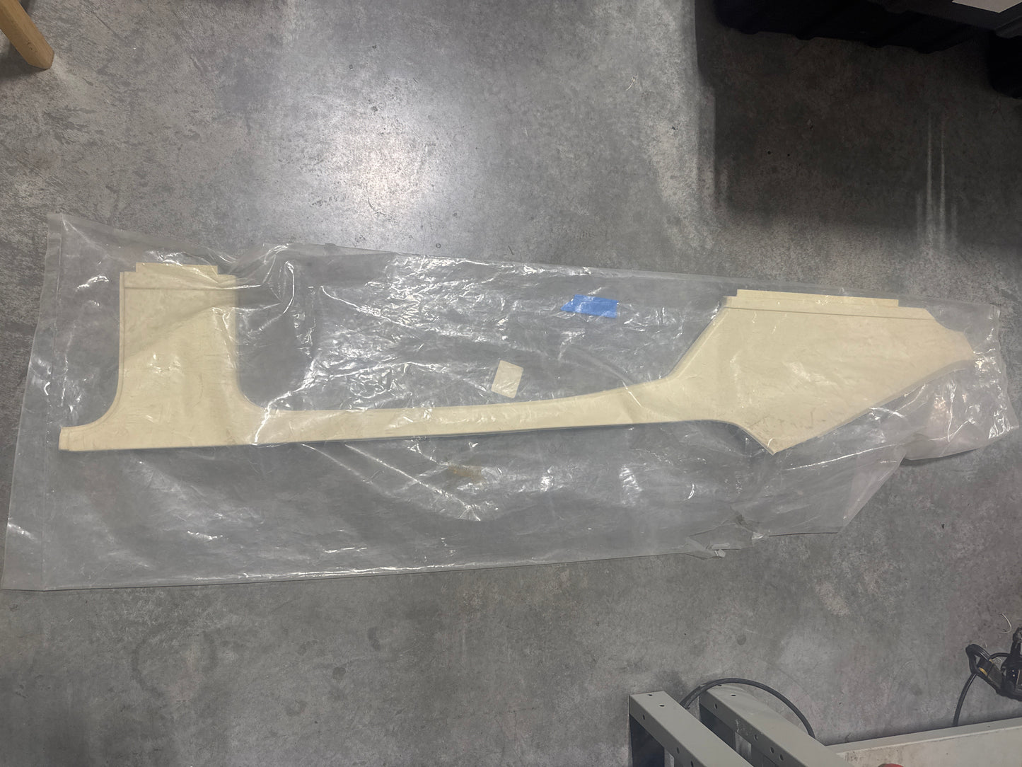 1215109-21 rear molding for Cessna 210